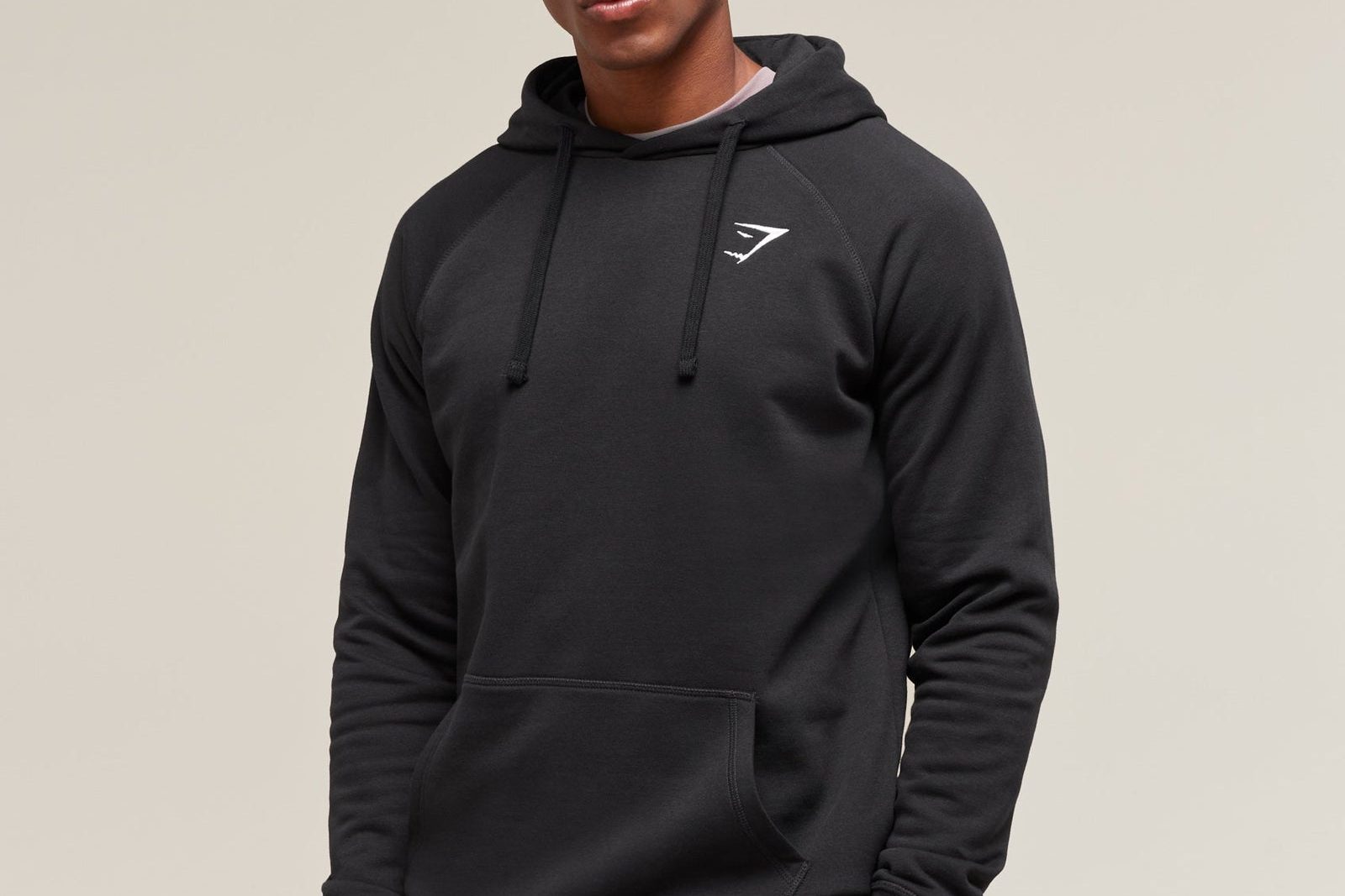 Foto de catálogo de la Crest Hoodie negra Gymshark