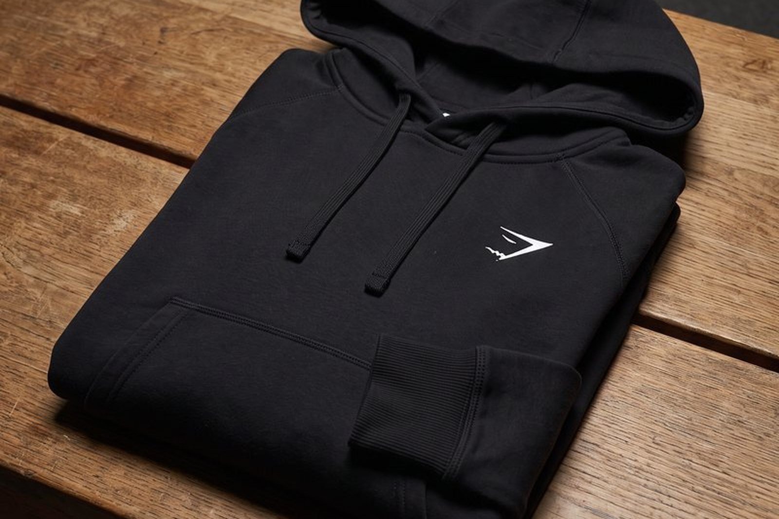 La misma hoodie como anuncio, madera y luz dura