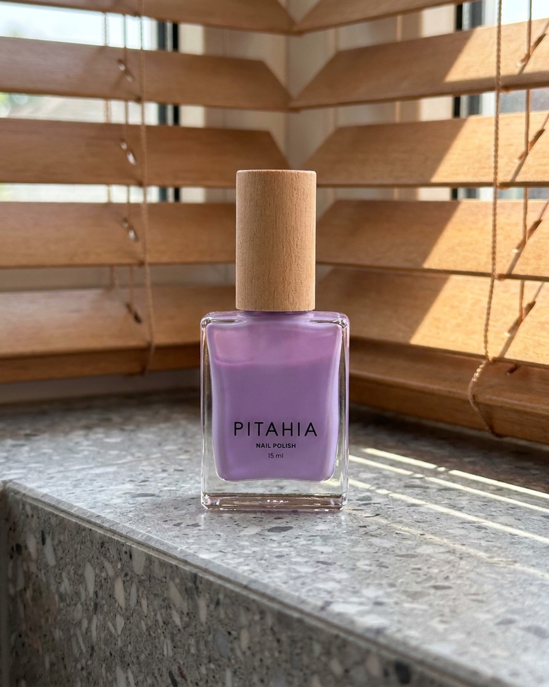 Still del esmalte Paradiso en la ventana — Pitahia